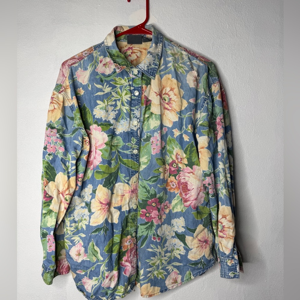 90s Liz Claiborne floral button down 
Distressed has holes